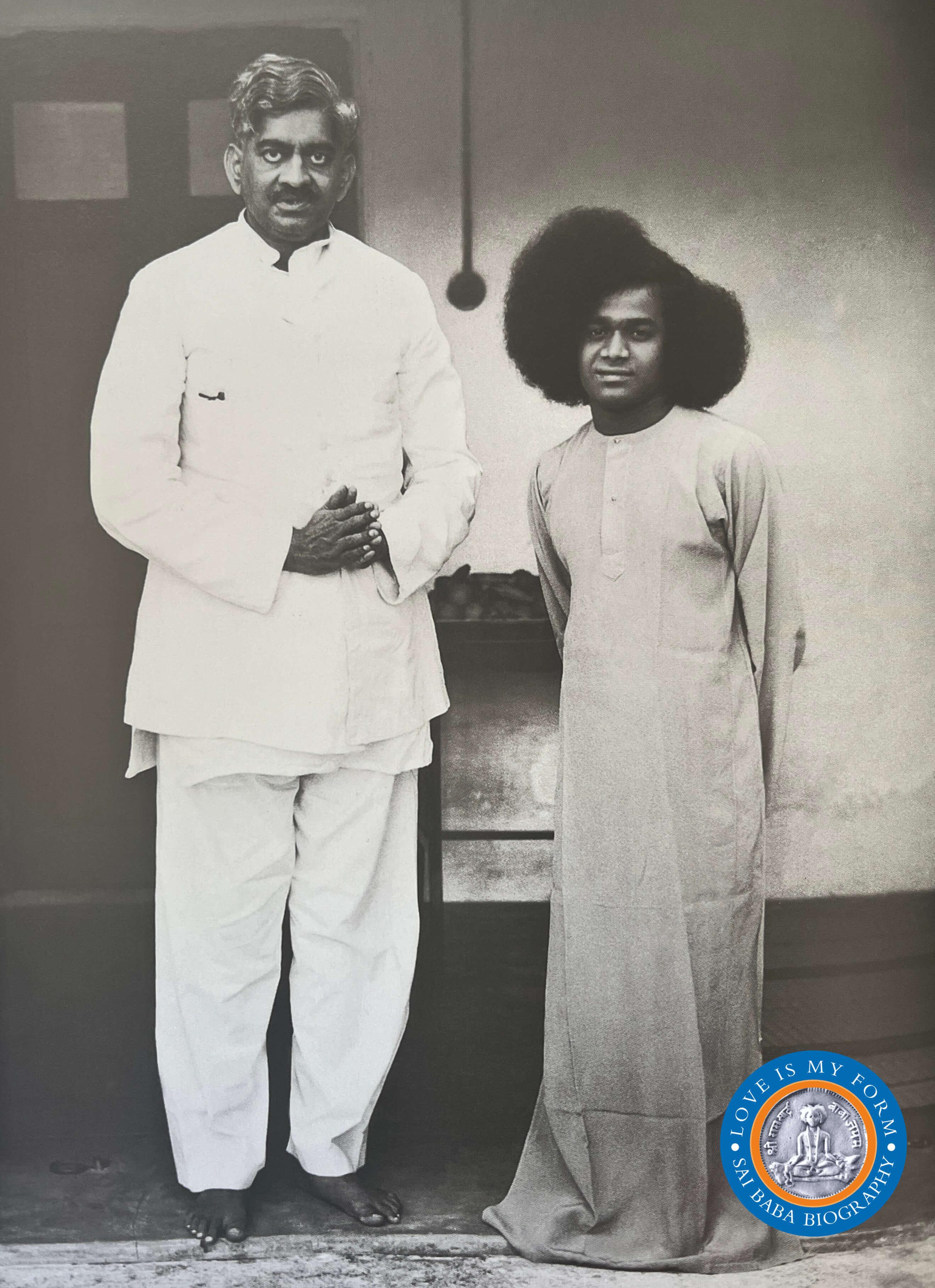 Baba with Velugoti Sarvagna Kumara Krishna Yachendra. The Raja of Venkatagiri, 30th generation. Photo from Love Is My Form: The Advent Book by R. Padmanaban